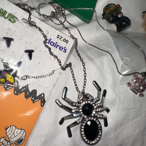 Eight pieces Halloween bundle gently used - Picture 5 of 16